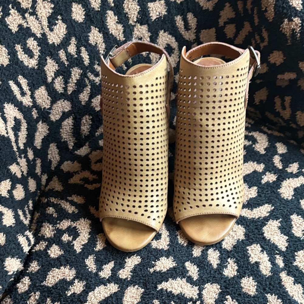 Altar’d State Stylish Tan Peep-Toe Ankle Boots size 7